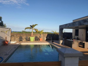 villa avec piscine vue sur mer et montagne